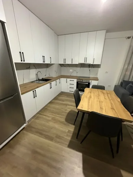 JEPET SUPER APARTAMENT 2+1, ME QIRA NË RRUGËN 5 MAJI, 600 €URO