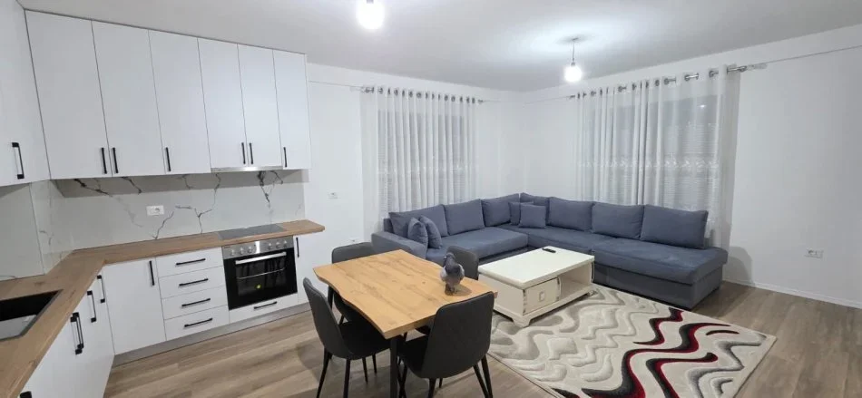 JEPET SUPER APARTAMENT 2+1, ME QIRA NË RRUGËN 5 MAJI, 600 €URO