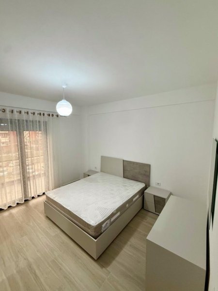 Tirane, jepet me qera apartament 2+1 , 105 m² 600 € (astir)