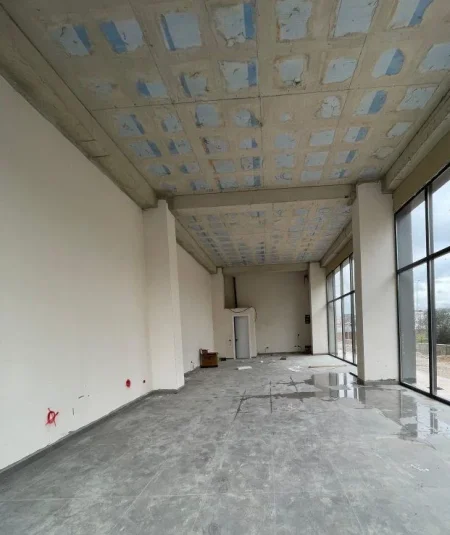 Tirane, jepet me qera dyqan Kati 0, 101 m² 1.000 € (KAMEZ)