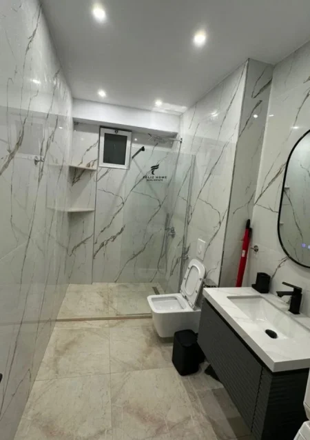Tirane, jepet me qera apartament 1+1 Kati 1, 60 m² 650 € (ZOGU ZI)