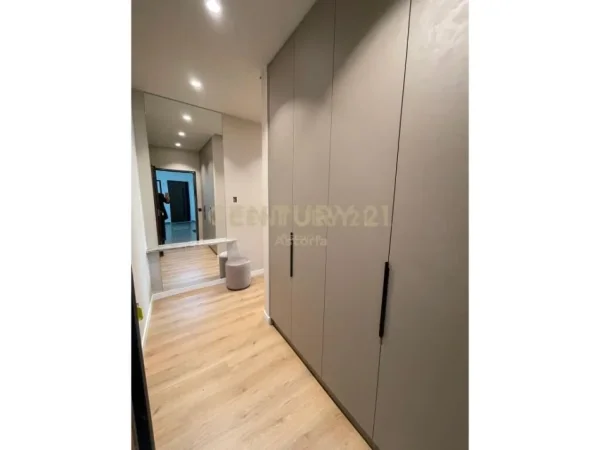 Tirane, jepet me qera apartament 2+1+Ballkon Kati 10, 110 m² 800 € (Yzberish, Tirane)