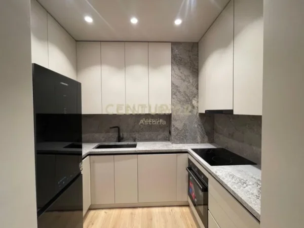 Tirane, jepet me qera apartament 2+1+Ballkon Kati 10, 110 m² 800 € (Yzberish, Tirane)