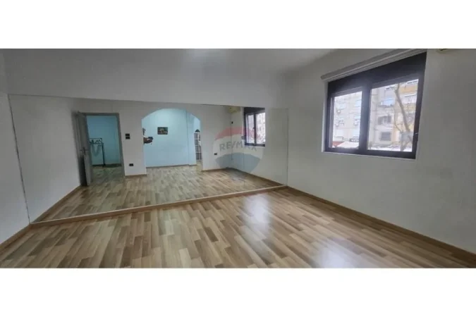 Tirane, jepet me qera zyre , 65 m² 550 € (Ne fillim te rruges Ali Demi)