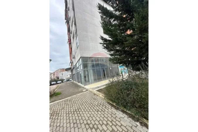 Tirane, jepet me qera dyqan Kati 0, 47 m² 450 € (Kompleksi Molla)