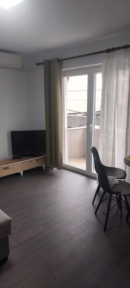 JEPET ME QIRA APARTAMENT 1+1 TEK RRUGA BARDHYL  AFER ME BRRYLIN ,  500 €URO