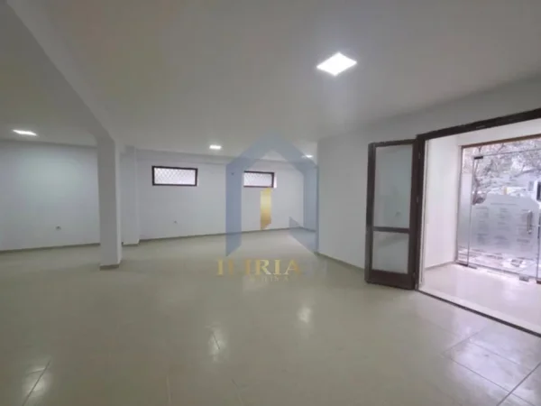 Super Mundesi Investimi !!! Shitet ambient biznesi , pranë Kopshtit Botanik