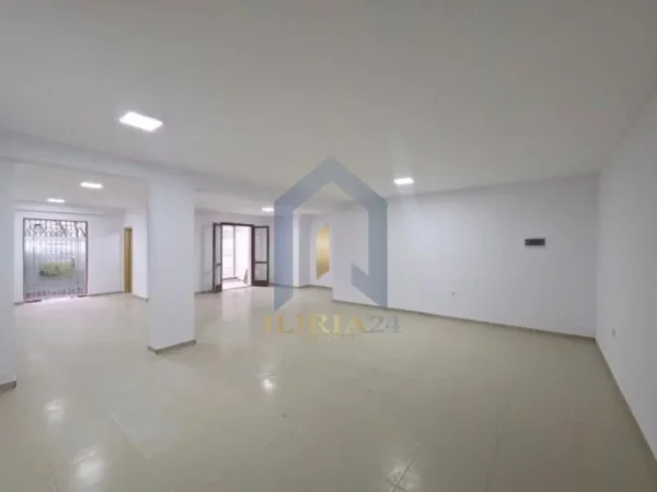 Super Mundesi Investimi !!! Shitet ambient biznesi , pranë Kopshtit Botanik