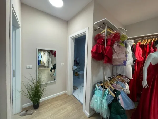 Tirane, jepet me qera ambjent biznesi Kati 1, 75 m² 450 € (Kompleksi Tom Doshi)