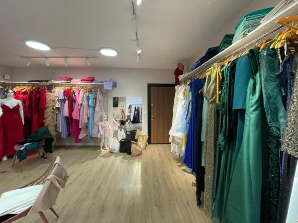 Tirane, jepet me qera ambjent biznesi Kati 1, 75 m² 450 € (Kompleksi Tom Doshi)