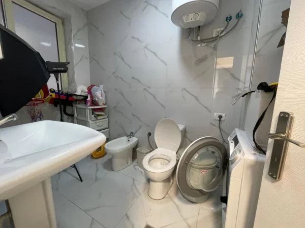 Tirane, jepet me qera ambjent biznesi Kati 1, 75 m² 450 € (Kompleksi Tom Doshi)