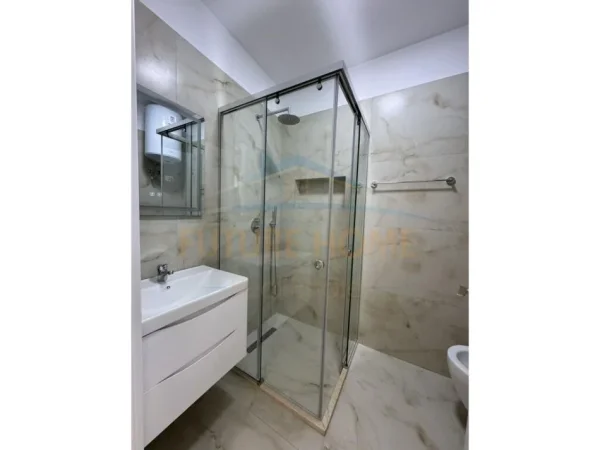 Tirane, jepet me qera apartament 2+1 Kati 5, 102 m² 900 € (BULEVARDI I RI)