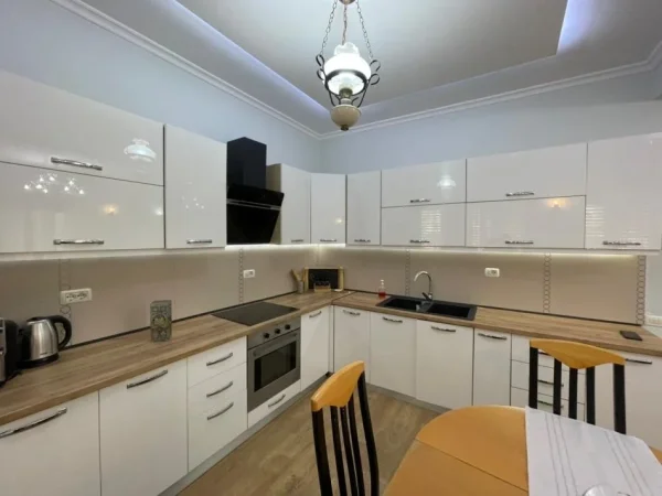 Tirane, jepet me qera apartament 2+1 Kati 2, 103 m² 850 € (Rruga e Durresit)