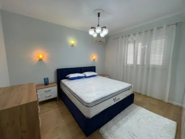 Tirane, jepet me qera apartament 2+1 Kati 2, 103 m² 850 € (Rruga e Durresit)