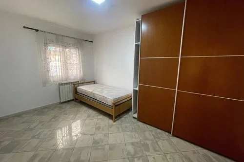 jepet me qera apartament 3+1+Ballkon , 150 m² 550 € (Rruga Budi)
