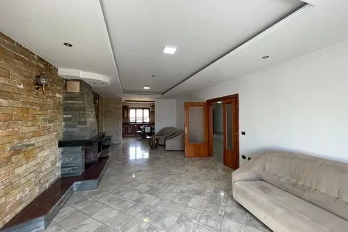 jepet me qera apartament 3+1+Ballkon , 150 m² 550 € (Rruga Budi)