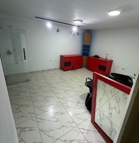 Tirane, jepet me qera dyqan Kati 0, 25 m² 550 € (SELVIA)
