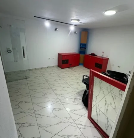 Tirane, jepet me qera dyqan Kati 0, 25 m² 550 € (SELVIA)