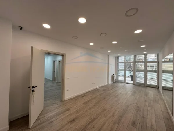 Tirane, jepet me qera ambjent biznesi Kati 1, 417 m² 5.000 € (Komuna e Parisit , KIKA 2)
