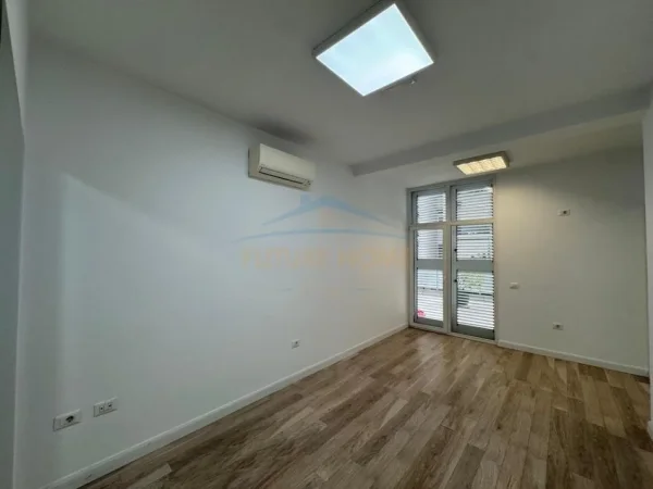 Tirane, jepet me qera ambjent biznesi Kati 1, 417 m² 5.000 € (Komuna e Parisit , KIKA 2)