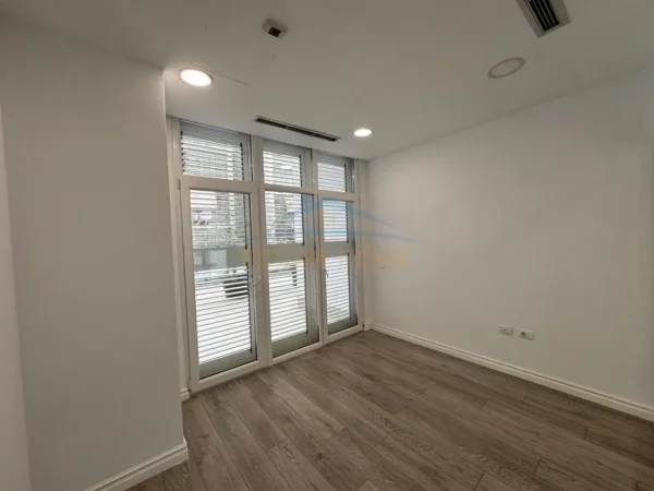 Tirane, jepet me qera ambjent biznesi Kati 1, 417 m² 5.000 € (Komuna e Parisit , KIKA 2)