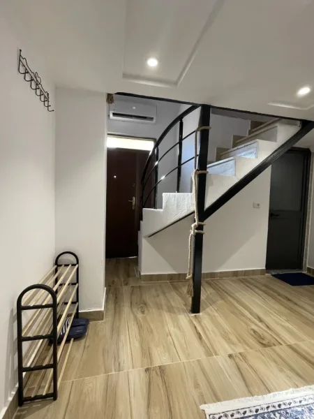 Tirane, jepet me qera apartament duplex 1+1 Kati 1, 50 m² 500 € 