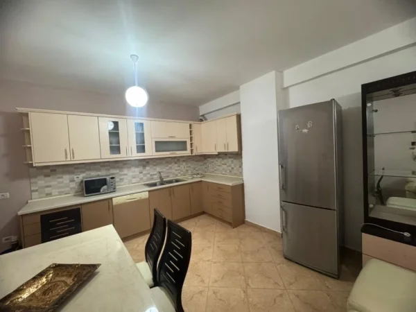 Tirane, jepet me qera apartament 2+1+Ballkon Kati 2, 112 m² 450 € (Astir)