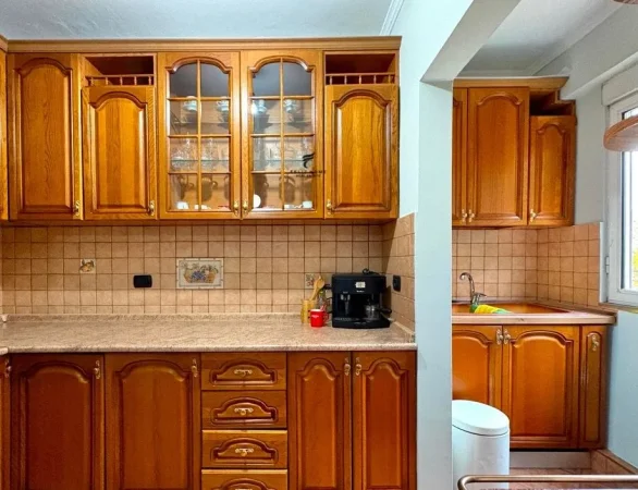 Tirane, jepet me qera apartament 1+1 Kati 2, 70 m² 500 € (LAPRAKE)