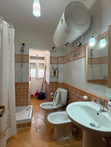 Tirane, jepet me qera apartament 1+1 Kati 2, 70 m² 500 € (LAPRAKE)