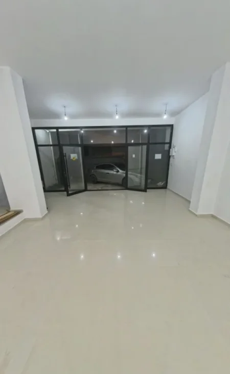 Tirane, jepet me qera ambjent biznesi Kati 0, 130 m² 900 € (RRUGA 5 MAJI)