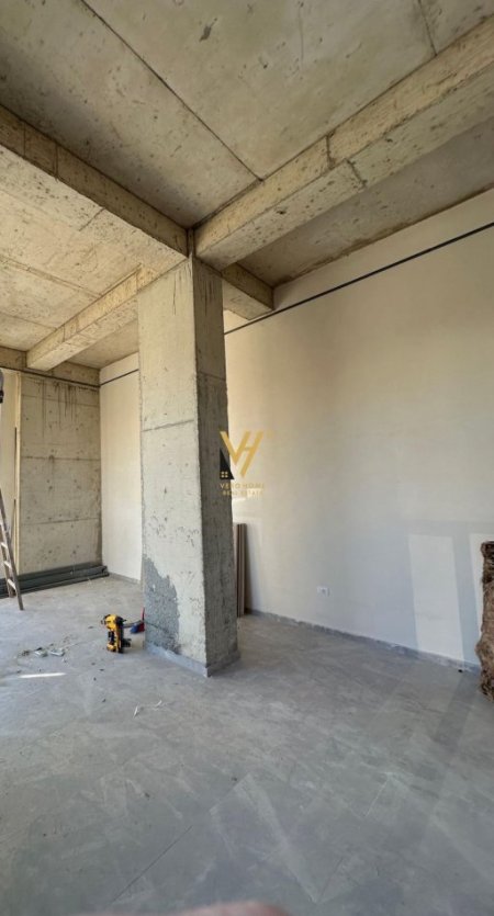 Tirane, jepet me qera dyqan Kati 0, 60 m² 650 € (ASTIR)