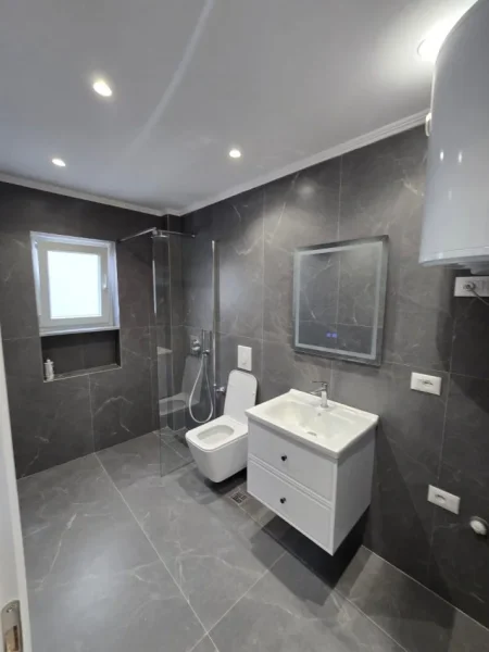 Tirane, shitet apartament 1+1+Ballkon Kati 4, 52 m² 108.000 € 