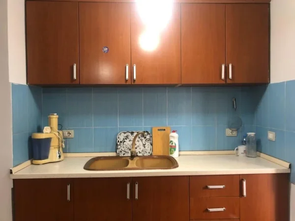 Tirane, jepet me qera apartament 1+1 Kati 3, 