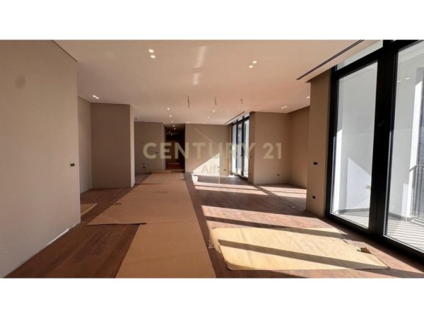 Tirane, jepet me qera zyre Kati 5, 156 m² 1.500 € (ish parku)