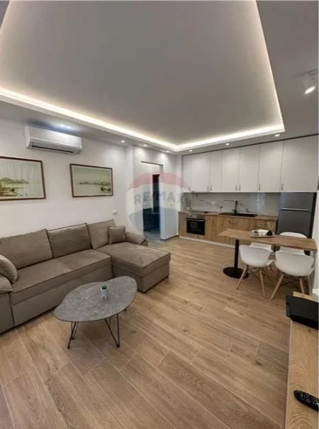 Vlore - Lungomare, jepet me qera apartament 1+1 , 74 m² 450 € (Lungomare, pranë Hotel Primavera, Vlorë)