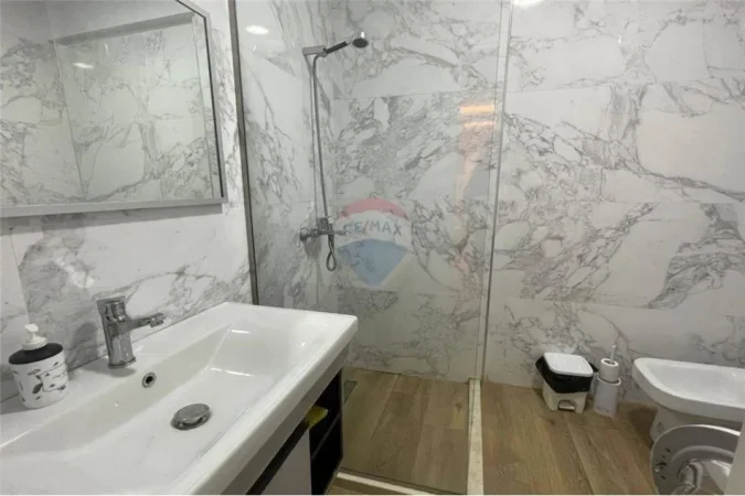 Vlore - Lungomare, jepet me qera apartament 1+1 , 74 m² 450 € (Lungomare, pranë Hotel Primavera, Vlorë)