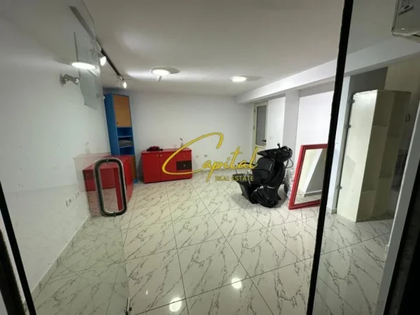 Tirane, jepet me qera dyqan Kati 0, 50 m² 550 € (SELVIA)