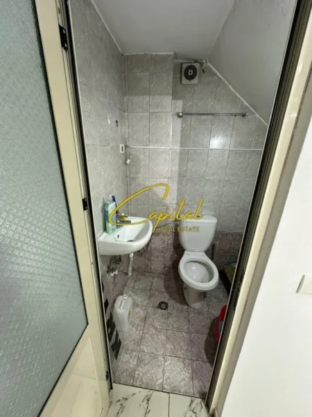 Tirane, jepet me qera dyqan Kati 0, 50 m² 550 € (SELVIA)
