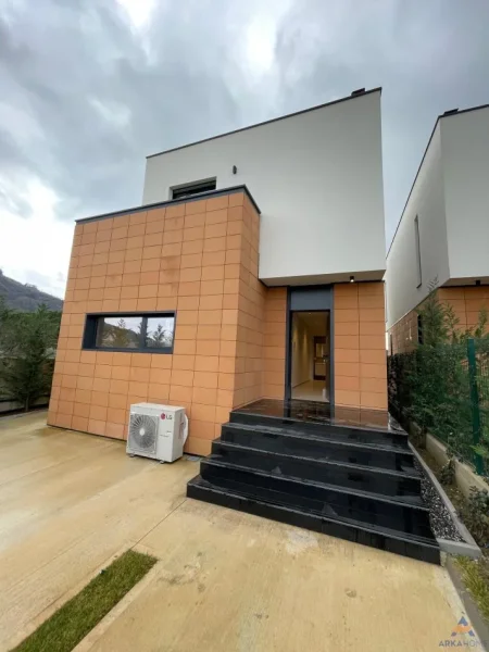 Tirane, jepet me qera Vile 3 Katshe Kati 3, 210 m² 3.400 € 