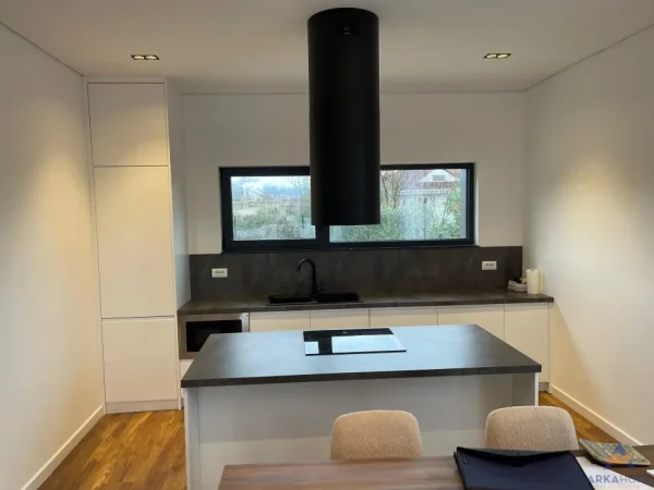 Tirane, jepet me qera Vile 3 Katshe Kati 3, 210 m² 3.400 € 