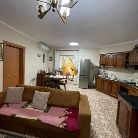 Tirane, shitet apartament 2+1 Kati 4, 150.000 m² 