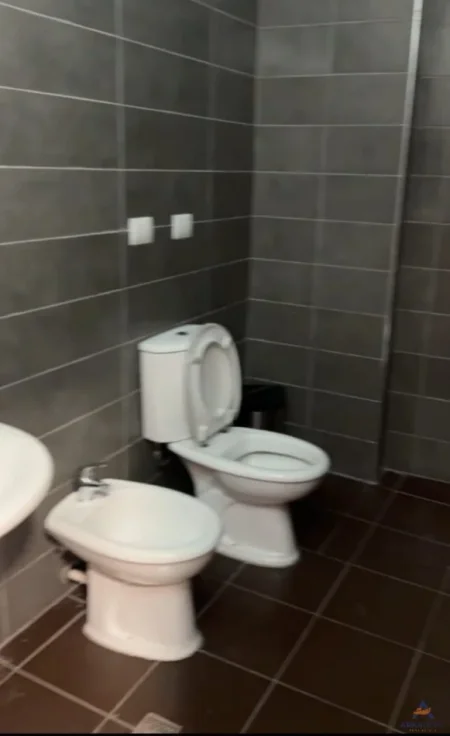 Tirane, jepet me qera ambjent biznesi Kati 0, 86 m² 1.400 € 