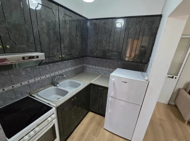 Tirane, jepet me qera apartament 1+1+Ballkon Kati 3, 65 m² 430 mije leke