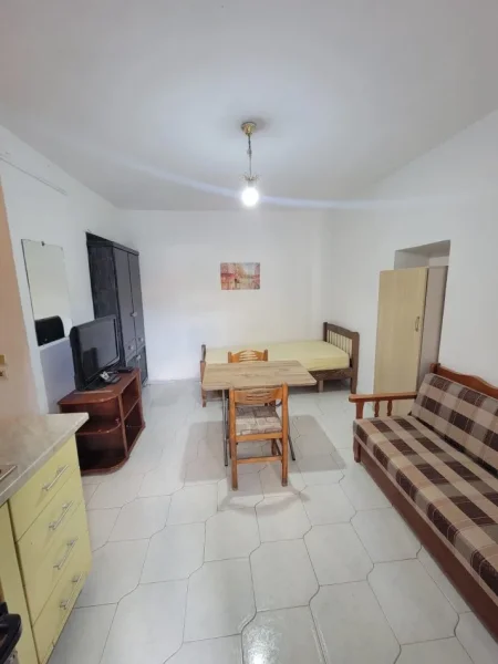 📌 Jepet me qera garsoniere – Xhamllik / Kongresi i Manastirit   280 € (Xhamllik)