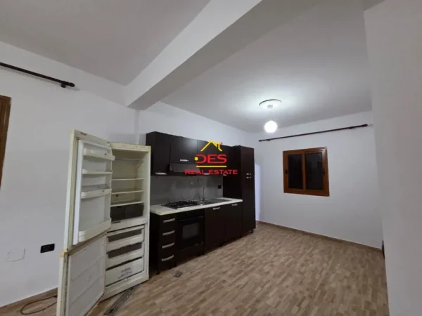 Vlore, jepet me qera shtepi 3+1+Ballkon Kati 0, 120 m² 300 € (Rruga mis durhan)