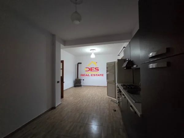 Vlore, jepet me qera shtepi 3+1+Ballkon Kati 0, 120 m² 300 € (Rruga mis durhan)