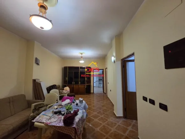 Vlore, jepet me qera shtepi 3+1+Ballkon Kati 0, 120 m² 300 € (Rruga mis durhan)