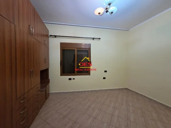 Vlore, jepet me qera shtepi 3+1+Ballkon Kati 0, 120 m² 300 € (Rruga mis durhan)