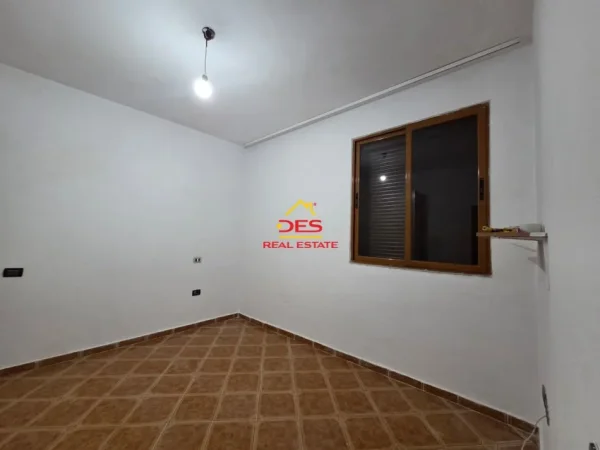 Vlore, jepet me qera shtepi 3+1+Ballkon Kati 0, 120 m² 300 € (Rruga mis durhan)