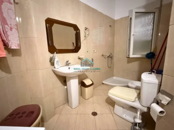 Vlore, jepet me qera apartament 1+1+Ballkon Kati 9, 50 m² 600 € (VLORE)